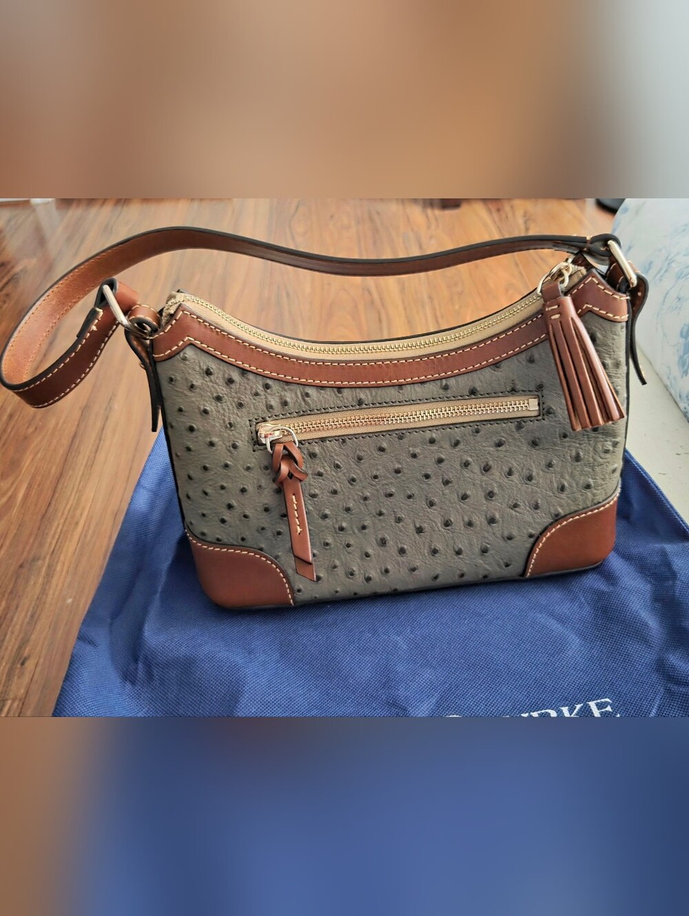 RARE Dooney & Bourke Ostrich Leather Hobo 25 - Pristine Condition - Picture 3 of 10